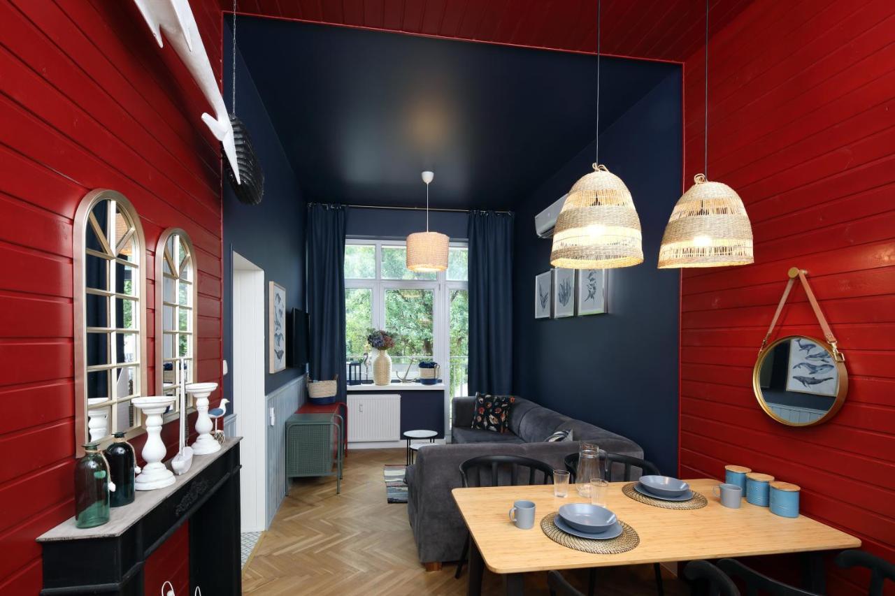 Red & Blue By Oneapartments