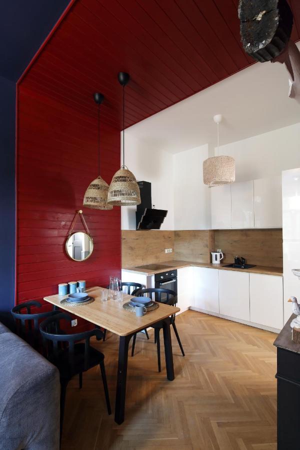 Red & Blue By Oneapartments *